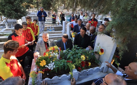Gürsel Aksel'i Mezarı Başında Andık